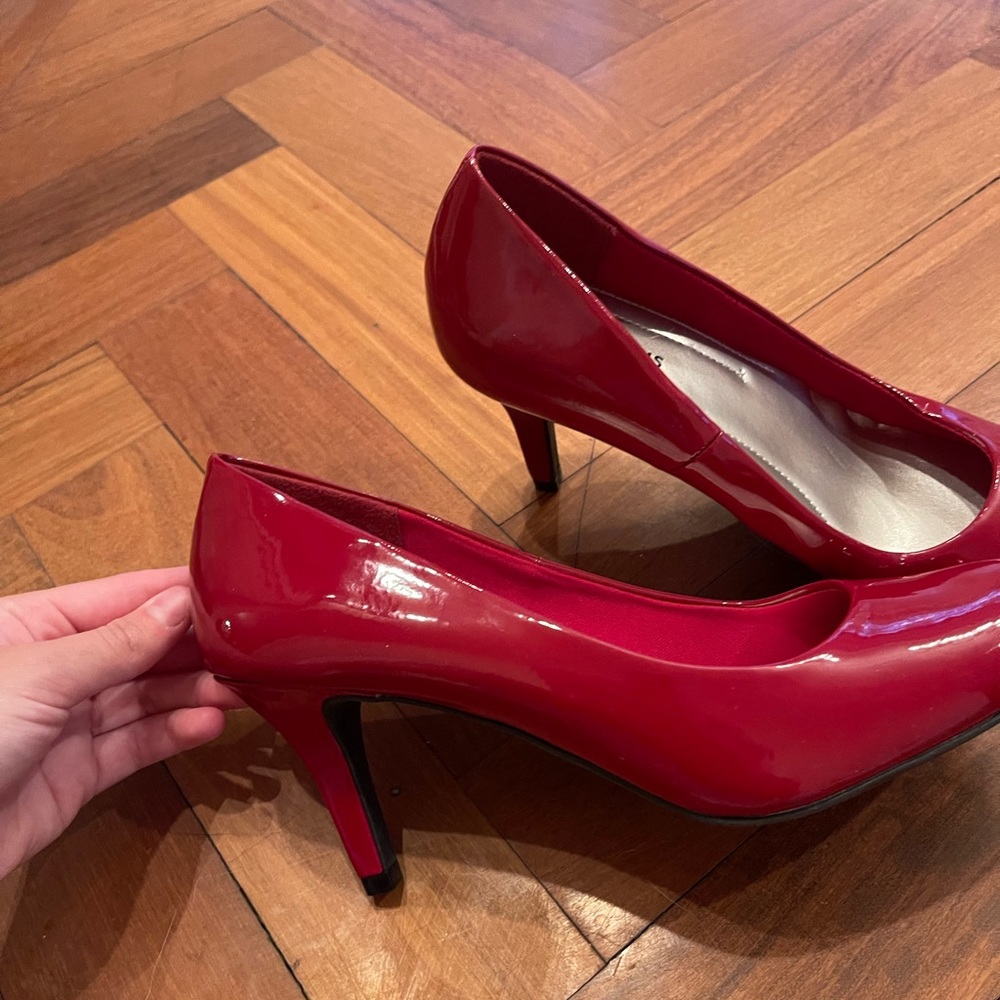 red, size 10, comfort plus by predictions, close toed kitten heels